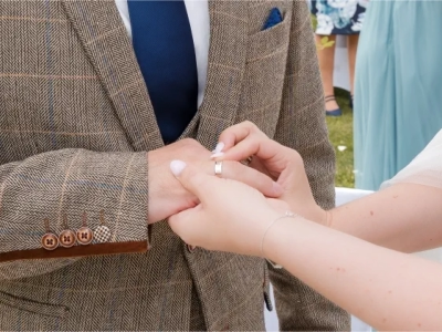 Hochzeitsfotograf macht perfektes Foto von Ringwechsel bei Trauung