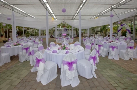 Festsaal und Bühne der Arche Moorhof im Burgenland aufgenommen durch Fotograf