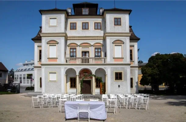 Foto vom Trauplatz vor Belvedereschlössl Stockerau festgehalten durch Fotograf Wedding Paradise, Wiener Neustadt