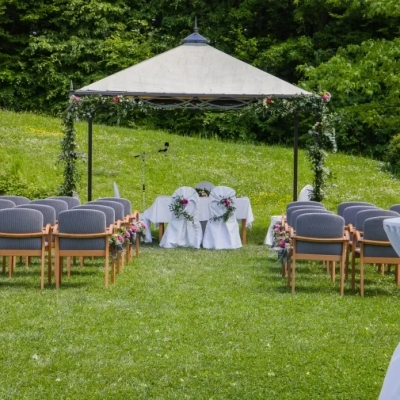 Zeremonie Sonnenterrasse Hochzeitslocation Berghotel Tulbingerkogel in Niederösterreich