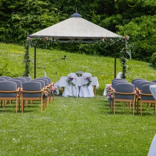Zeremonie Sonnenterrasse Hochzeitslocation Berghotel Tulbingerkogel in Niederösterreich