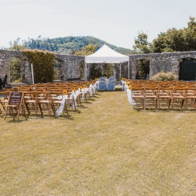 standesamtlich eTrauuung im Rosengarten auf Burg Neuhaus bei Baden aufgenommen durch Hochzeitsfotograf Wedding Paradise aus Niederösterreich