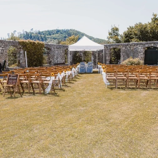 standesamtlich eTrauuung im Rosengarten auf Burg Neuhaus bei Baden aufgenommen durch Hochzeitsfotograf Wedding Paradise aus Niederösterreich