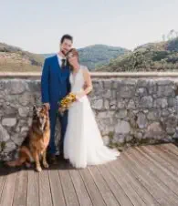 Brautpaar auf Burgterrasse auf Burg Neuhaus bei Baden festgehalten durch Fotograf von Wedding Paradise aus Niederösterreich