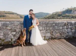 Brautpaar auf Burgterrasse auf Burg Neuhaus bei Baden festgehalten durch Fotograf von Wedding Paradise aus Niederösterreich