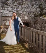 Brautpaar auf Burgterrasse auf Burg Neuhaus geknipst von Fotograf