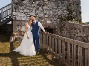 Brautpaar auf Burgterrasse auf Burg Neuhaus geknipst von Fotograf