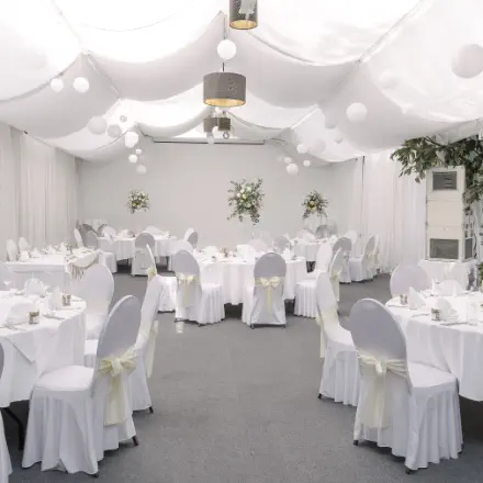 Festzelt in Hochzeitslocation das Chadim in Wien aufgenommen durch Fotograf Wedding Paradise