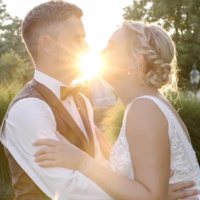 Brautpaarfoto in der Golden-Hour vor der Donau Lodge durch Fotograf Wedding Paradise aus Niederösterreich