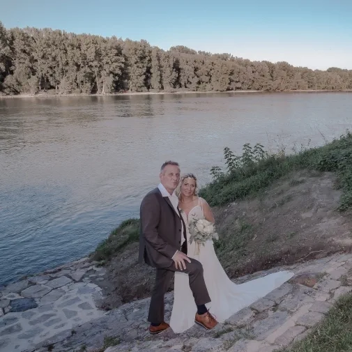 Brautpaarfoto an der Donau nahe Donauhof Zwentendorf eingefangen von Fotograf Wedding Paradise aus Niederösterreich