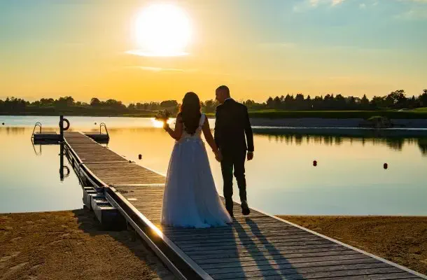 Golden-Hour Brautpaarfoto in Golfclub Fontana Oberwaltersdorf aufgenommen durch Fotograf