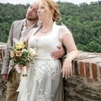 Portait von burgenländisch Brautpaar bei Burg Schlaining aufgenommen durch Fotograf