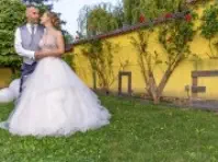 Brautpaar im Innenhof des Gasthof Pree in Asperhofen abgelichtet durch Fotograf Wedding Paradise