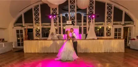 Brautpaartanz im Gasthof Pree in Asperhofen eingefangen durch Fotograf Wedding Paradise aus Niederösterreich