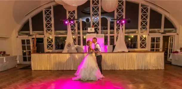 Brautpaartanz im Gasthof Pree in Asperhofen eingefangen durch Fotograf Wedding Paradise aus Niederösterreich