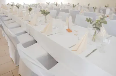 Tischdekoration bei Hochzeit im Probuskeller Gaudium Döller in Neudörfl abgelichtet durch Fotograf Wedding Paradise, Wiener Neustadt