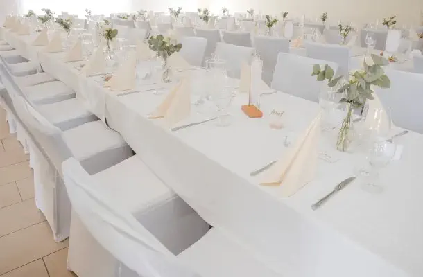 Tischdekoration bei Hochzeit im Probuskeller Gaudium Döller in Neudörfl abgelichtet durch Fotograf Wedding Paradise, Wiener Neustadt