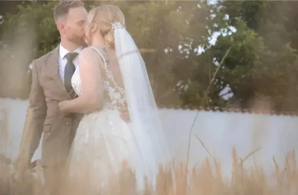 Brautpaarportrait vor Gaudium Döller abgelichtet durch Fotograf Wedding Paradise aus Bezirk Wiener Neustadt