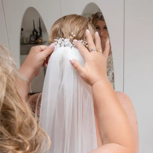 Hochzeitsfoto beim Getting Ready im Boho-Chic Stil