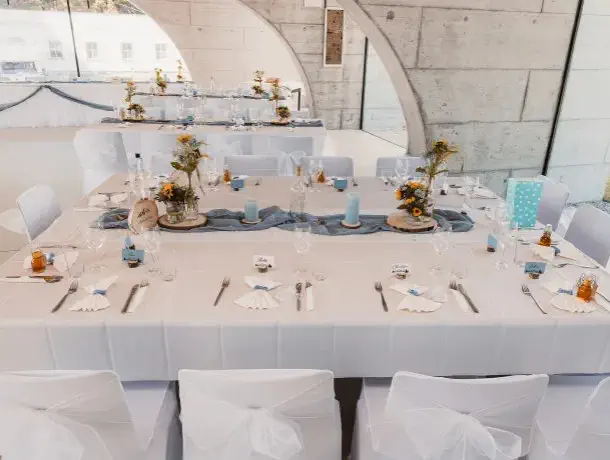 Tischdekoration bei Hochzeit im Glassalon Neuhaus aufgenommen durch Fotograf Wedding Paradise aus Niederösterreich
