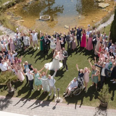 Gruppenfoto in Hochzeitslocation Grandhot NÖ-Hof in Lanzenkirchen aufgenommen durch Fotograf aus Bezirk Wiener Neustadt