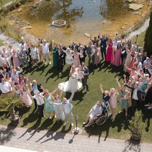 Gruppenfoto in Hochzeitslocation Grandhot NÖ-Hof in Lanzenkirchen aufgenommen durch Fotograf aus Bezirk Wiener Neustadt