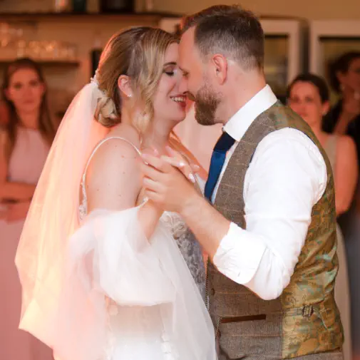 Hochzeitsfoto vom Brautpaartanz im Boho-Chic Stil
