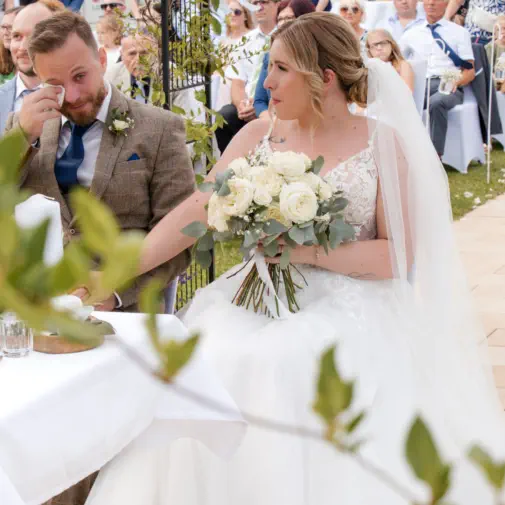 emotionales Hochzeitsfoto bei der Trauung im Boho-Chic Stil