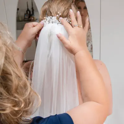 Hochzeitsfoto beim Getting Ready im Boho-Chic Stil