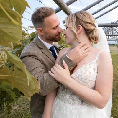 zärtliches Hochzeitsfoto entstanden beim Paarshooting im Boho-Chic Stil