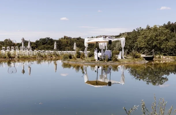 Fotgraf macht Foto von See und Trauinsel  vom Karlingberger Gut in Oberösterreich