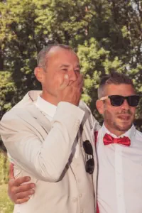 Foito von überwältigter Bräutigam gemacht von Hochzeitsfotograf