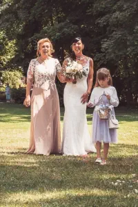 Hochzeitsfotograf mach Bild von Brauteinzugin freudiger Erregung