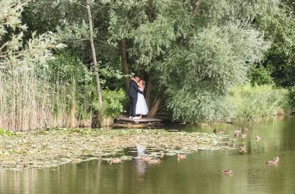 Brautpaarfoto am Teich unweit Landgasthaus zur Krone in Gaaden bei Mödling geschlossen durch Fotograf Wedding Paradise aus Niederösterreich