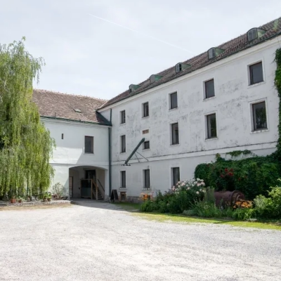 Foto vom Innenhof der Mühlsteinstube Leobersdorf fotografiert von Fotograf