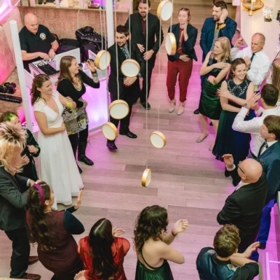 Hochzeitsparty im MarktSpiel Krems eingefangen durch Fotograf Wedding Paradise aus Niederösterreich