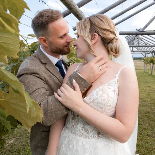 zärtliches Hochzeitsfoto entstanden beim Paarshooting im Boho-Chic Stil