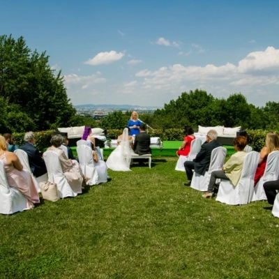 standesamtliche Trauuung mit Panoramaaussicht im Panoramarestaurant Mödling eingefangen durch Fotograf Wedding Paradise aus Niederösterreich