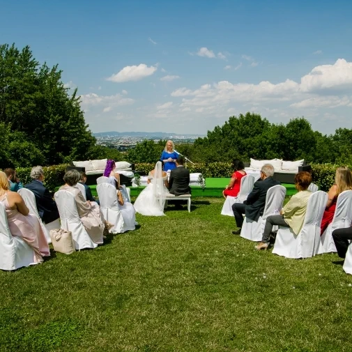 standesamtliche Trauuung mit Panoramaaussicht im Panoramarestaurant Mödling eingefangen durch Fotograf Wedding Paradise aus Niederösterreich