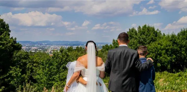 Brautpaarfoto mit Aussicht über Mödling vom Panoramarestaurant
