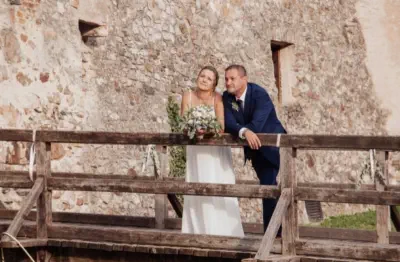 Brautpaar vor Hochzeitslocaton Römerhalle Mauter an der Donau eingefangen durch Fotograf Weding Paradise aus Niederöstererich