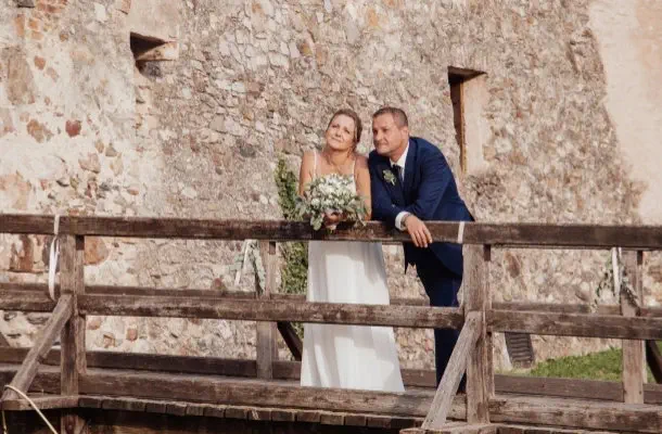 Brautpaar vor Hochzeitslocaton Römerhalle Mauter an der Donau eingefangen durch Fotograf Weding Paradise aus Niederöstererich