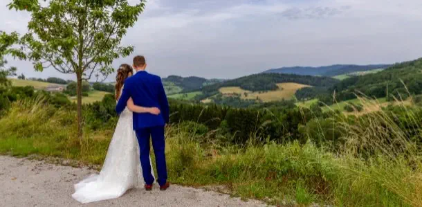 Brautpaar im Refugium Hochstrass mit Panoramaausblich eingefangen durch Fotograf Wedding Paradise