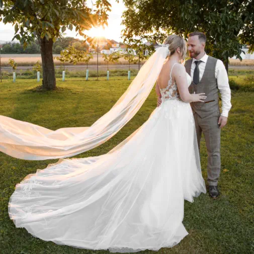 romantisches Hochzeitsfoto vom Paarshooting im Boho-Chic Stil