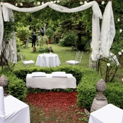 Trauplatz im Garten des Restaurant Rosenbauchs dokumentiert von Fotograf Wedding Paradise