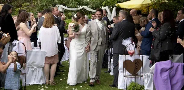 Brautpaar beim Auszug im Restaurant Rosenbauchs in Ebenreichsdorf dokumentiert von Fotograf Wedding Paradise aus Niederösterreich