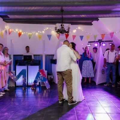 Brautpaartanz im Winzerhaus der Rosie Eventlocation in Perchtoldsdorf eingefangen durch Fotograf Wedding Paradise aus Niederösterreich