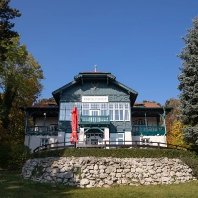 Außenaufnahme Rudolfshof Baden erfasst von Fotograf Wedding Paradise aus Niederösterreich