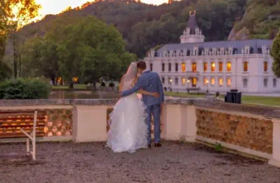 Brautpaar vor Schloss Hernstein im Bezirk Baden