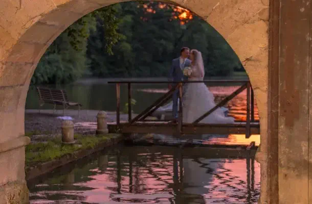 Brautpaarfoto auf Schloss Hernstein in Baden gemacht durch Fotograf Wedding Paradise aus Niederösterreich